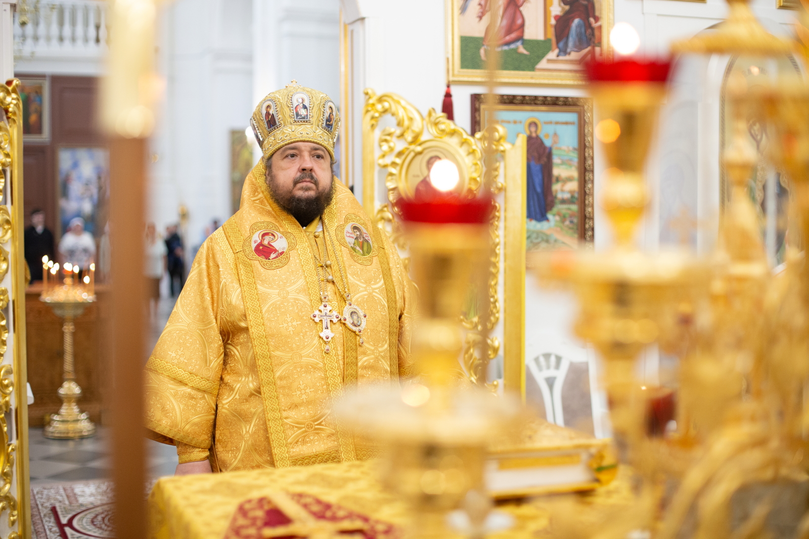 В Неделю 1-ю по Пятидесятнице епископ Авсксентий совершил Литургию в соборе Рождества Пресвятой Богородицы Юровичского монастыря