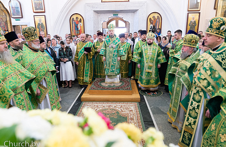В праздник Святого Духа епископ Авксентий сослужил Патриаршему Экзарху в Свято-Духовом кафедральном соборе города Минска