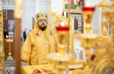 В Неделю 1-ю по Пятидесятнице епископ Авсксентий совершил Литургию в соборе Рождества Пресвятой Богородицы Юровичского монастыря